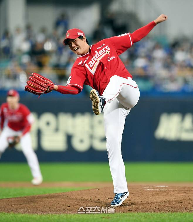 SSG 김광현이 14일 대구 삼성라이온즈파크에서 열린 2025 KBO리그 삼성과 준플레이오프(준PO) 4차전에 선발 등판해 힘차게 공을 던지고 있다. 대구 | 박진업 기자 upandup@sportsseoul.com