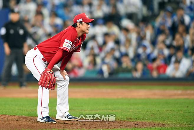 SSG 김광현이 14일 대구 삼성라이온즈파크에서 열린 2025 KBO리그 삼성과 준PO 4차전 3회말 2사 1-3루 상황에서 삼성 구자욱에 볼넷을 허용한 뒤 아쉬워했다. 김강현은 3회말에만 3개의 볼넷을 허용했다. 대구 | 박진업 기자 upandup@sportsseoul.com