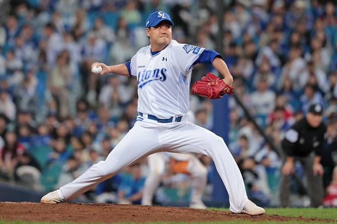 삼성 김태훈이 14일 대구삼성라이온즈파크에서 열린 2025 KBO 준플레이오프 4차전 SSG와 경기에서 8회초 힘차게 공을 던지고 있다. 사진 | 삼성 라이온즈