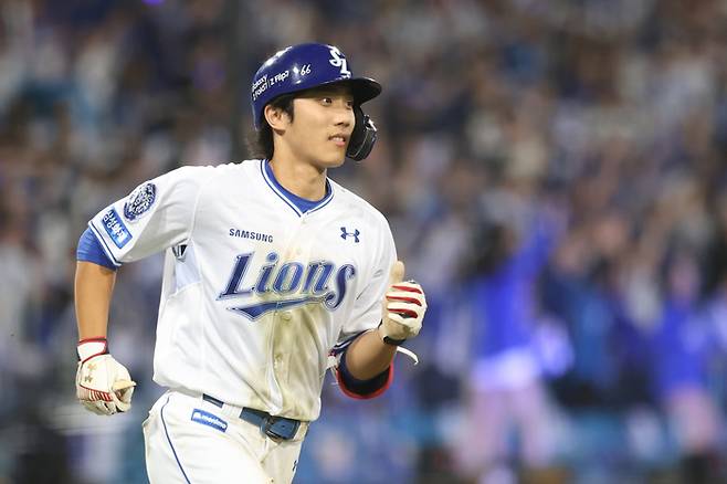 삼성 이재현이 14일 대구삼성라이온즈파크에서 열린 2025 KBO 준플레이오프 4차전 SSG와 경기에서 8회말 솔로포를 때린 후 베이스를 둘고 있다. 사진 | 삼성 라이온즈