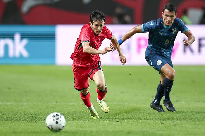 질주하는 김문환(왼쪽). 사진 | 연합뉴스