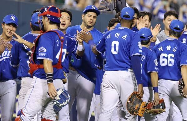 후라도가 지난 7월 1일 잠실 두산전에서 경기후 선수단과 하이파이브를 하고 있다. /사진=삼성 라이온즈