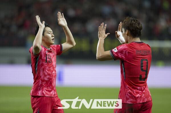 14일 오후 서울 마포구 서울월드컵경기장에서 열린 하나은행 초청 축구국가대표팀 친선경기 대한민국과 파라과이의 경기 후반 대한민국 오현규가 추가골을 넣고 세리머니를 하고 있다. /사진=뉴시스