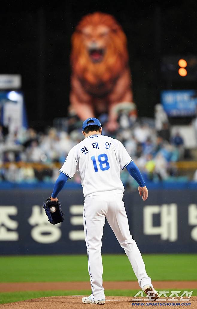 13일 대구 라이온즈파크에서 열린 삼성과 SSG의 준PO 3차전. 삼성 원태인이 마운드에 오르고 있다. 대구=박재만 기자 pjm@sportschosun.com/2025.10.13/