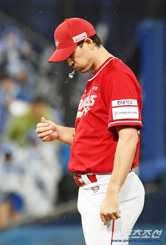 13일 대구 라이온즈파크에서 열린 삼성과 SSG의 준PO 3차전. SSG 앤더슨이 숨을 고르고 있다. 대구=박재만 기자 pjm@sportschosun.com/2025.10.13/