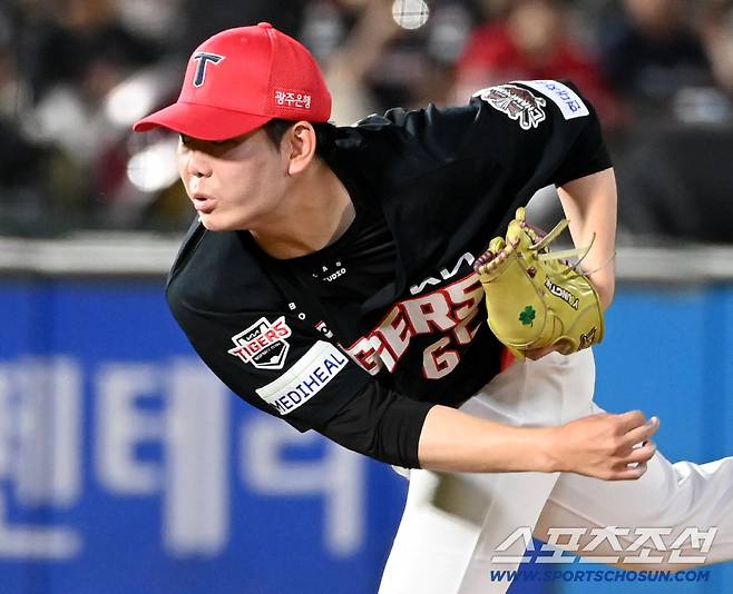 7일 부산 사직야구장에서 열린 KIA와 롯데의 경기, KIA 성영탁이 역투하고 있다. 부산=허상욱 기자wook@sportschosun.com/2025.08.07/