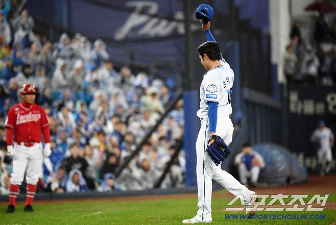 SSG 빨간 물결을 잠재운 푸른피 에이스 원태인은 팬들을 향해 인사를 건넸다.