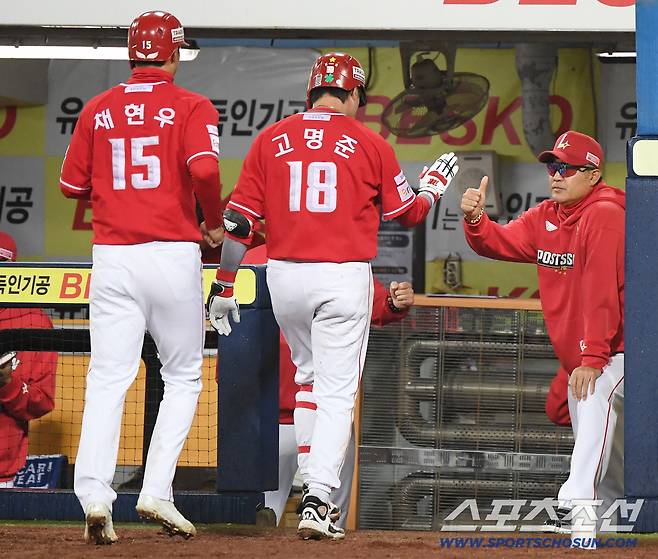 13일 대구 라이온즈파크에서 열린 SSG와 삼성의 준PO 3차전. 9회초 무사 1루 고명준이 투런포를 친 후 이숭용 감독의 축하를 받고 있다. 대구=정재근 기자 cjg@sportschosun.com/2025.10.13/