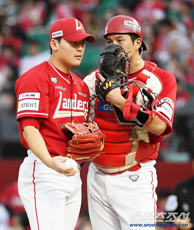 11일 인천SSG랜더스필드에서 열린 SSG와 삼성의 준PO 2차전. SSG 조병현, 조형우가 대화를 나누고 있다. 인천=박재만 기자 pjm@sportschosun.com/2025.10.11/