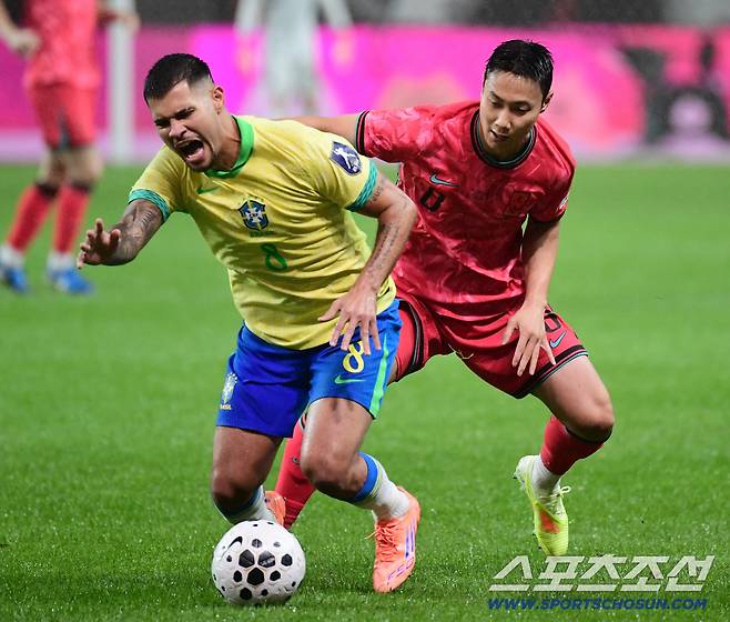 10일 오후 서울 상암동 서울월드컵경기장에서 대한민국 축구대표팀과 브라질의 A매치 평가전이 열렸다. 브라질 돌파를 막아서고 있는 백승호. 상암=송정헌 기자songs@sportschosun.com/2025.10.10/
