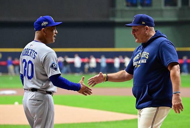 데이브 로버츠 감독과 팻 머피 밀워키 감독. Imagn Images연합뉴스