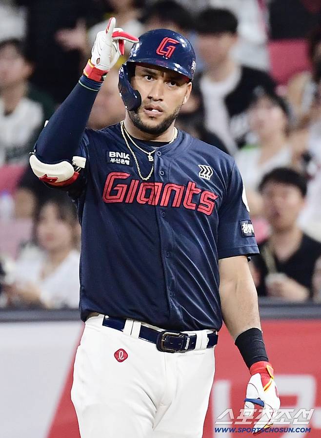 3일 수원 케이티위즈파크에서 열린 KT와 롯데의 경기. 7회 1사 만루. 2타점 적시타 날린 롯데 레이예스. 수원=송정헌 기자songs@sportschosun.com/2025.09.03/