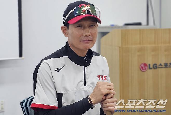 LG 염경엽 감독이 13일 이천 LG챔피언스파크에서 청백전이 취소된 뒤 취재진과 인터뷰를 하고 있다. 이천=권인하 기자