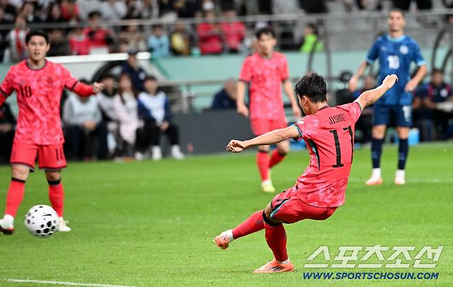 14일 서울월드컵경기장에서 열린 대한민국 축구대표팀과 파라과이의 평가전. 엄지성이 선제골을 터뜨리고 있다. 상암=허상욱 기자wook@sportschosun.com/2025.10.14/