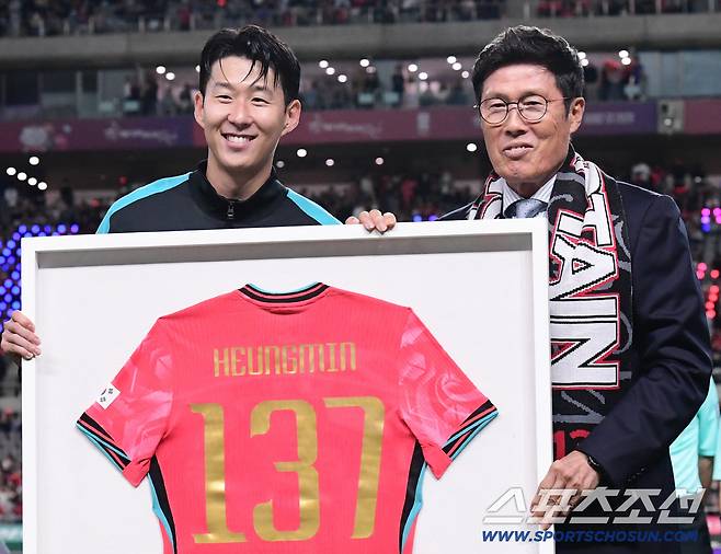 14일 서울월드컵경기장에서 열린 축구대표팀과 파라과이의 평가전. 경기 전 손흥민 A매치 최다 출전(137경기) 기념식이 열렸다. 차범근 감독의 축하를 받고 있는 손흥민. 상암=송정헌 기자songs@sportschosun.com/2025.10.14/