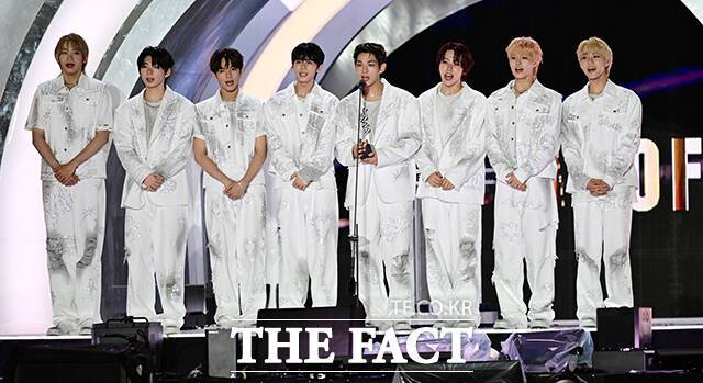 그룹 아홉이 오는 11월 4일 미니 2집 'The Passage'를 발매한다. 사진은 지난 9월 마카오에서 열린 '2025 더팩트 뮤직 어워즈'에서 핫티스트 부문을 수상하는 모습. /임영무 기자