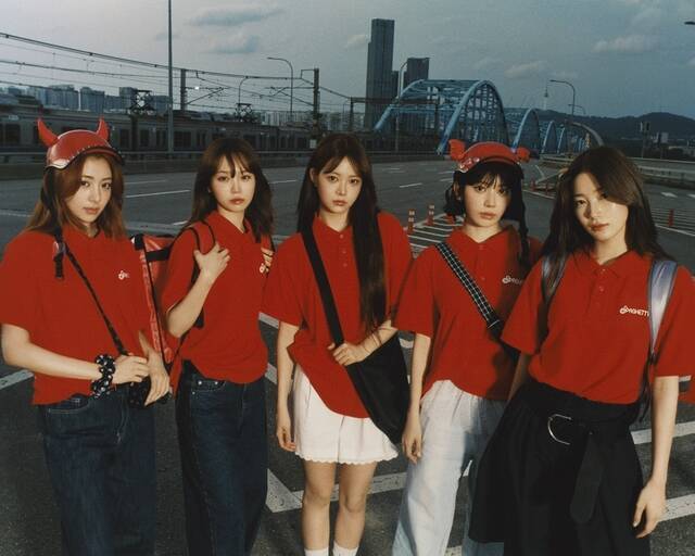 그룹 르세라핌이 14일 공식 소셜 미디어에 첫 싱글 'SPAGHETTI'의 'KNOCKING BASIL' 버전 콘셉트 사진과 영상을 게재했다./쏘스뮤직