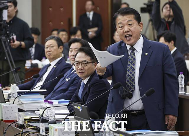 이재명 정부 첫 국정감사가 시작된 13일 오전 서울 용산구 국방부 청사에서 열린 2025 국방부 국정감사에서 김병주 더불어민주당 의원이 성일종 국회 국방위원장에게 항의하는 모습. /국회사진기자단