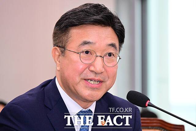 사진은 윤호중 행정안전부 장관이 지난달 24일 오후 서울 여의도 국회에서 열린 법제사법위원회 전체회의에 참석해 질의 답변을 하고 있다. /더팩트 DB