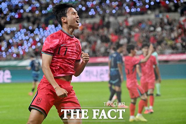 대한민국과 파라과이의 평가전이 14일 오후 서울 마포구 서울월드컵경기장에서 열린 가운데 전반 15분 엄지성이 득점 후 기뻐하고 있다./서울월드컵경기장=남용희 기자