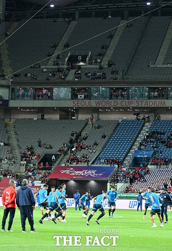 '등 돌린 축구팬들' 파라과이전 흥행 대참사.