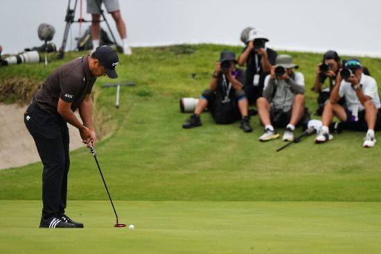 잰더 쇼플리가 베이커런트 클래식 4라운드 18번 홀에서 우승을 결정짓는 파 퍼팅을 하고 있다. 요코하마=AP연합뉴스