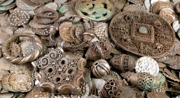 스웨덴 스톡홀름 외곽에서 발견된 은화와 각종 보물. 스톡홀름 주 지역행정위원회