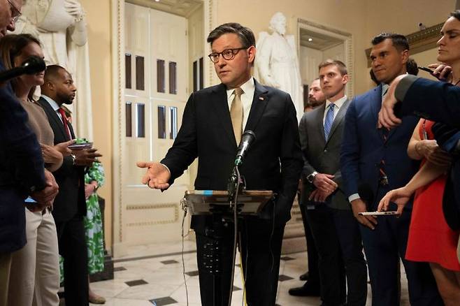 미국 공화당 마이크 존슨 하원 의장이 지난 7월 23일 미 국회에서 기자회견을 하고 있다. AFP연합뉴스