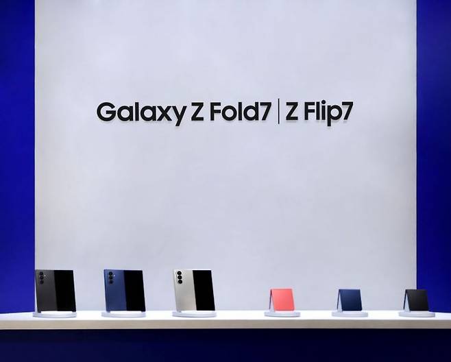 서울 영등포구 더현대 서울에 오픈한 ‘갤럭시 스튜디오’ 에 전시된 ‘갤럭시 Z 폴드7·플립7’. 삼성전자 제공