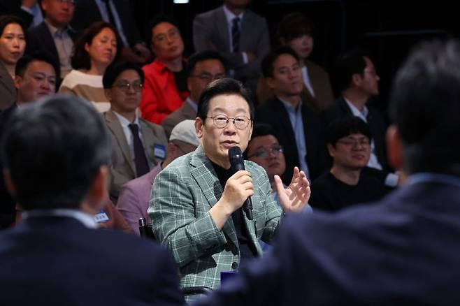 이재명 대통령이 14일 서울 동대문구 콘텐츠문화광장에서 디지털토크라이브 '국민의 목소리, 정책이 되다' 간담회를 하고 있다. 연합뉴스