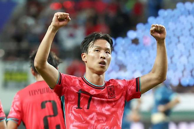 한국 축구 대표팀 엄지성이 14일 서울 마포구 서울월드컵경기장에서 열린 파라과이과의 평가전에서 전반 15분 선제골을 넣은 뒤 양 팔을 들어올리며 관중들의 환호에 답하고 있다. [사진 제공= 연합뉴스]