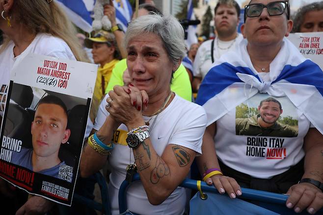 지난 13일 오전 이스라엘 텔아비브 인질 광장에서 팔레스타인 무장 단체 하마스에 억류된 이스라엘인들의 가족과 시민들이 석방을 기다리고 있다. 이날 하마스와 이스라엘 양측은 지난 10일 체결된 1단계 휴전 협상안에 따라 각각 생존 인질과 수감자들을 석방했다. /AFP 연합뉴스