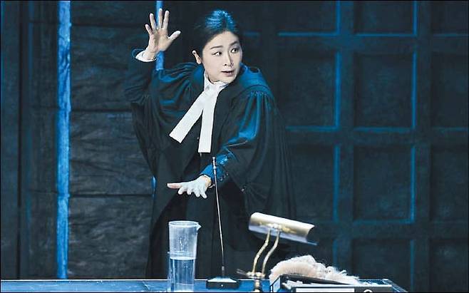 여성 1인극 '프리마 파시'에서 성폭력 피해자가 된 변호사 '테사'를 연기하는 이자람. /쇼노트