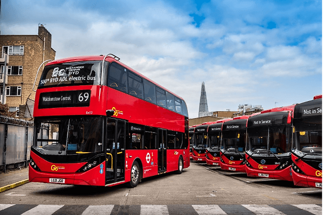 영국 런던의 차고지에 중국 전기차 업체 BYD(비야디)가 생산한 빨간색 2층 전기 버스들이 세워져 있다. /BYD