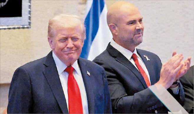 도널드 트럼프 미국 대통령이 13일 이스라엘 의회의사당에 입장하자 아미르 오하나 의장 등의 열광적인 박수를 받았다./로이터 연합뉴스