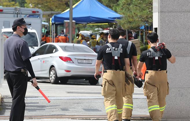 27일 오전 대전 유성구 국가정보자원관리원에서 소방대원 등 관계자들이 분주히 움직이고 있다. 전날 무정전 전원장치(UPS)용 리튬이온 배터리 화재로 정부 전산 서비스가 대규모로 마비됐다. 사진은 기사와 직접적 관련 없음. /신현종 기자