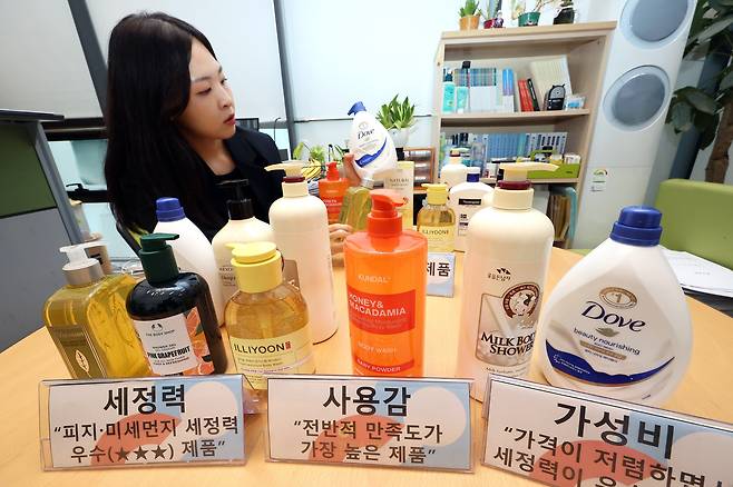 한국소비자원이 14일 정부세종청사 공정거래위원회 기자실에서 소비자 선호도가 높은 바디워시 10개 제품에 대한 품질 및 안전성 등을 시험·평가한 결과를 발표했다. 사진은 관계 직원이 시험 제품을 살펴보는 모습. /연합뉴스