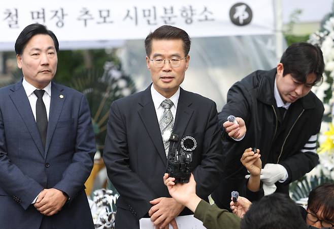 지난 10일 자택에서 숨진 채 발견된 경기 양평군청 소속 50대 사무관 A씨의 변호사인 박경호 국민의힘 대전 대덕 당협위원장이 14일 광화문 KT 빌딩 앞에서 기자회견을 하고 있다. /연합뉴스