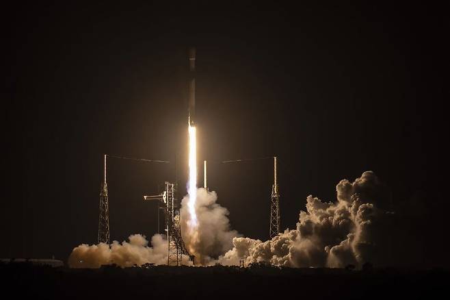 올해  4월  21일(현지시간) 미국 플로리다주 케이프커내버럴 우주군 기지에서 우리 군의 정찰위성 4호기가 발사되고 있다. 동아일보 DB