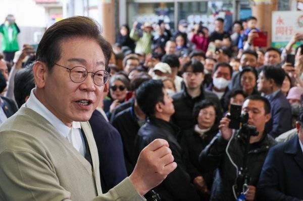 지난 5월 충북 영동군 영동중앙시장을 찾은 이재명 당시 대선 후보. (출처=뉴스1)