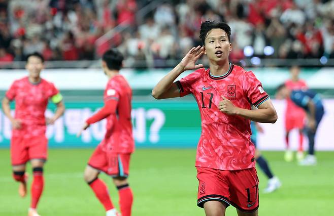 엄지성(오른쪽)이 14일 파라과이와의 평가전에서 선제골을 넣은 뒤 골 세리머니를 하고 있다. 뉴스1