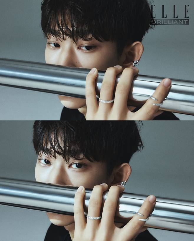 혜성을 모티프로 한 ‘코멧 플러스 네오 다이아몬드 파베’ 이어커프, 검지에 착용한 ‘데인저 호른 플러스 다이아몬드 파베’ 링은 모두 가격 미정 TASAKI. 약지에 착용한 ‘코코 크러쉬’ 미니 링은 가격 미정 CHANEL FINE JEWELRY. 후디 톱은 가격 미정 COURREGES.