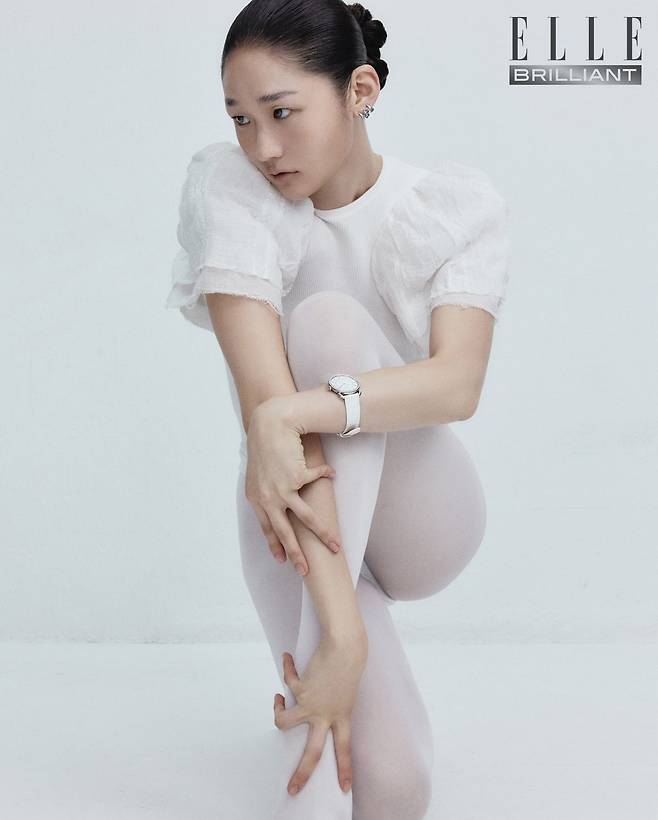 화이트 골드에 다이아몬드와 사파이어를 세팅한 ‘세르티 수르 비드 크로마틱 사파이어’ 이어링은 가격 미정 REPOSSI. 화이트 스트랩이 돋보이는 ‘아쏘 30mm’ 워치는 HERMÈS WATCH. 화이트 니트 점프수트는 17만5천원 WEAK GENERATION. 타이츠는 에디터 소장품.