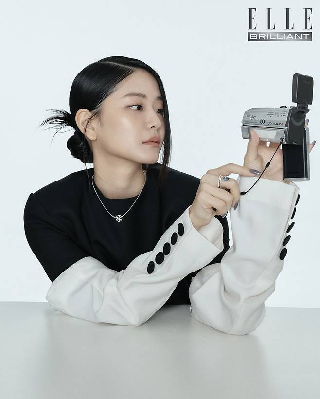 i 화이트 골드에 다이아몬드를 세팅한 ‘라마지 펜던트’ 네크리스는 1천만원대 BUCCELLATI. 다이아몬드와 사파이어를 장식한 ‘세르티 수르 비드 크로마틱 사파이어’ 링은 3천만원대 REPOSSI. 소매 배색 포인트의 미니드레스는 가격 미정 HANACHA STUDIO.