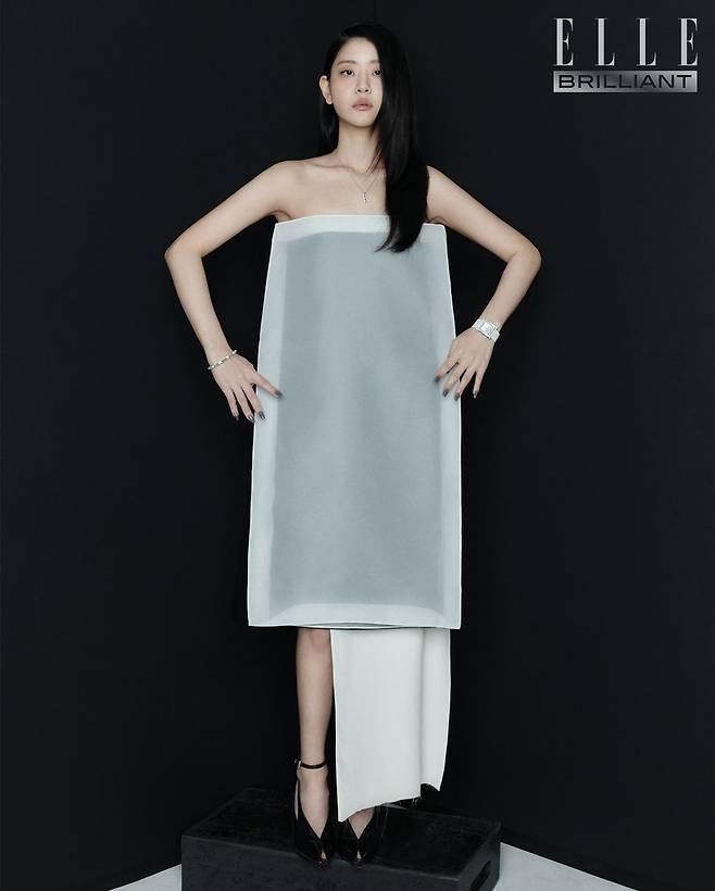 화이트 골드에 아코야 진주와 다아이몬드를 세팅한 ‘밸런스 플러스 네오 다이아몬드 파베 펜던트’ 네크리스는 가격 미정 TASAKI. 화이트 골드에 다이아몬드를 세팅한 ‘마크리 클래시카’ 브레이슬릿은 1천8백만원대 BUCCELLATI. 케이스에 다이아몬드를 세팅한 ‘에이치 아워’ 워치는 가격 미정 HERMÈS WATCH. 시폰 드레스와 화이트 스커트는 모두 가격 미정 HANACHA STUDIO. 슈즈는 가격 미정 FERRAGAMO.