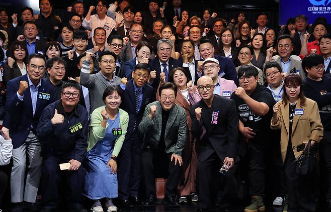 간담회 참석자들과 이재명 대통령     (서울=연합뉴스) 김도훈 기자 = 이재명 대통령이 14일 서울 동대문구 콘텐츠문화광장에서 디지털토크라이브 '국민의 목소리, 정책이 되다' 간담회 종료 후 참석자들과 기념촬영을 하고 있다. 2025.10.14     superdoo82@yna.co.kr (끝)