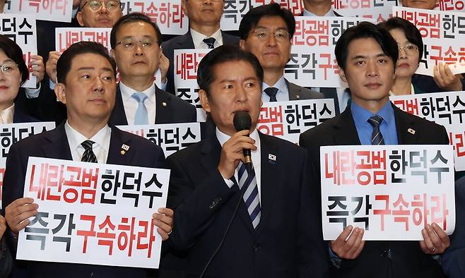 정청래 더불어민주당 대표(가운데)가 14일 오전 서울 여의도 국회 로텐더홀 계단에서 ‘한덕수 등 국무위원 내란공모 규탄 기자회견’을 열어 발언하고 있다. 김영원 기자 forever@hani.co.kr