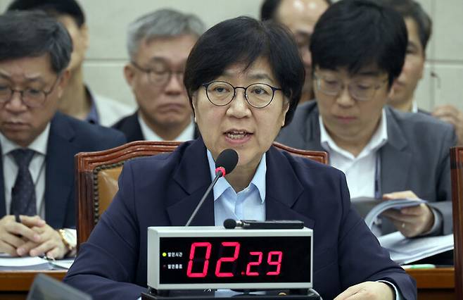 정은경 보건복지부 장관이 14일 국회에서 열린 국정감사에 출석해 의원들의 질문에 답변하고 있다. 윤운식 선임기자 yws@hani.co.kr