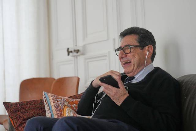 프랑스의 콜레주 드 프랑스 및 경영대학원 인시아드(INSEAD)와 영국 런던정치경제대(LSE)에 몸담고 있는 필리프 아기옹 교수가 13일 노벨경제학상 수상자로 선정된 후 파리에서 AP통신과 인터뷰하고 있다. 파리=AP 연합뉴스