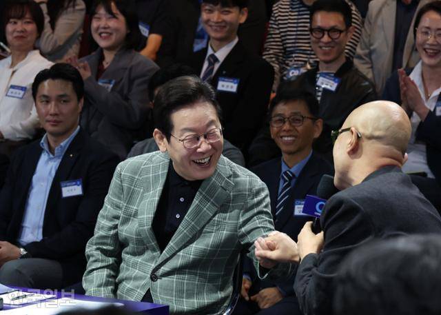 이재명 대통령이 14일 서울 동대문구 KOCCA 문화광장에서 열린 '디지털토크라이브: 국민의 목소리, 정책이 되다'에서 식당 폐업의 경험을 갖고 있는 방송인 홍석천과 대화하고 있다. 왕태석 선임기자